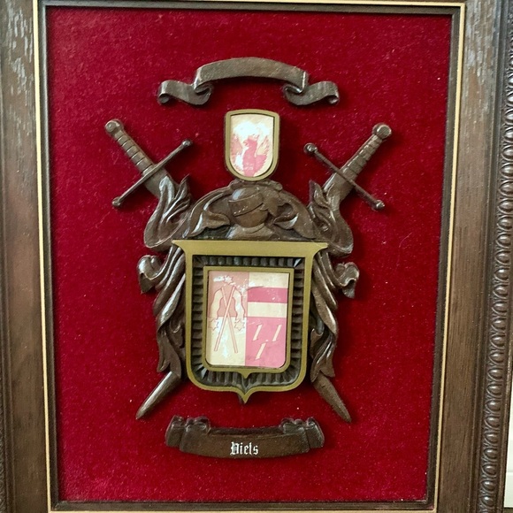 Vintage Family Crest On Red Velvet 14/17” Plastic - Picture 10 of 10